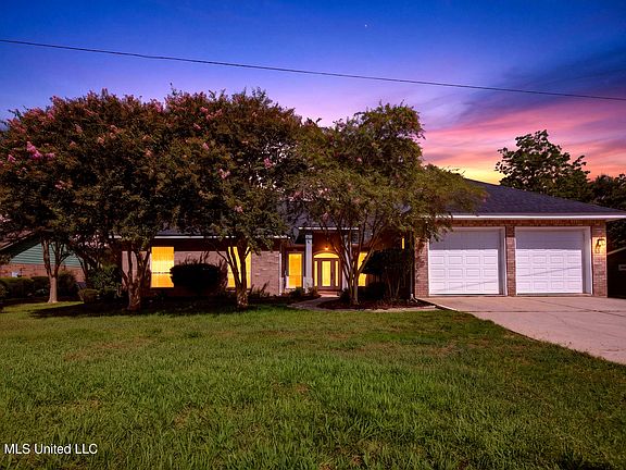 3rd image of 56135 Diamondhead Dr E
