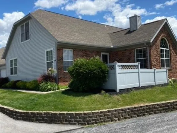 66 Foxgate Cir E, Bowling Green, OH 43402