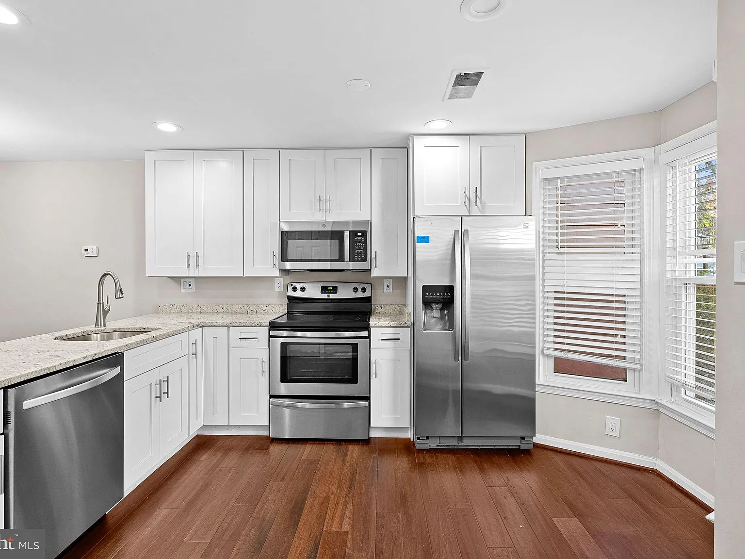 2 bed, 1.5 bath, 1090 sqft, $2,800 — Photo 3