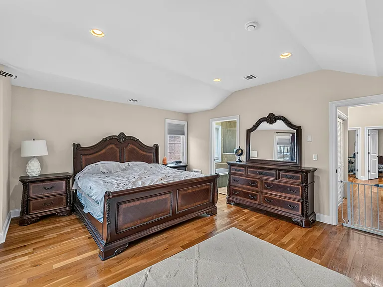 809 Edgewood Ln — Photo 17