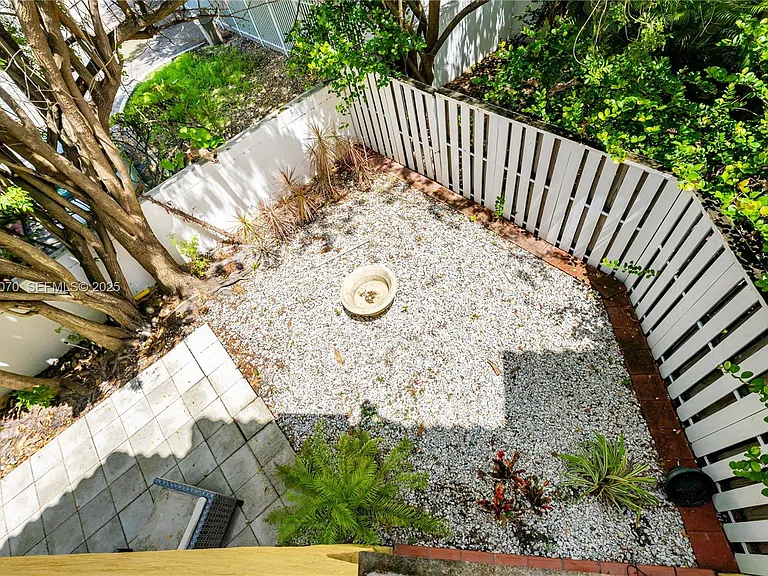 18460 NE 30th Ave #18460 — Photo 35