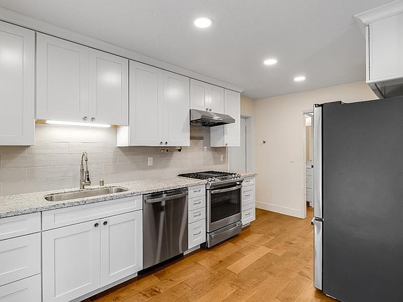 3rd image of 528 Laurel Court