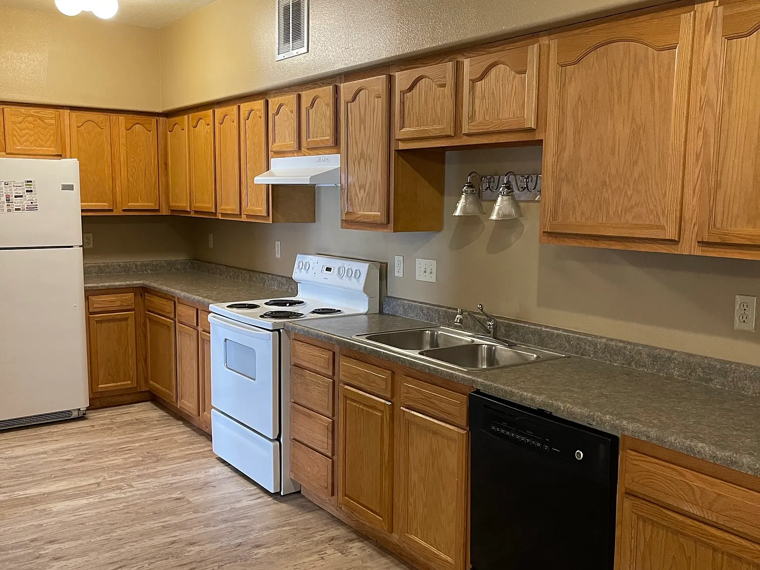 333 S Gilbert St — Photo 2
