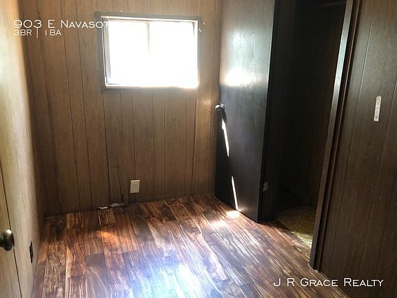 4th image of 903 E Navasota St