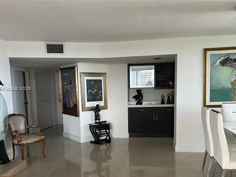 2333 Brickell Ave #812 — Photo 4