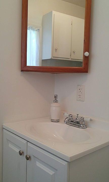 1/2 bath wit new vanity/sink
