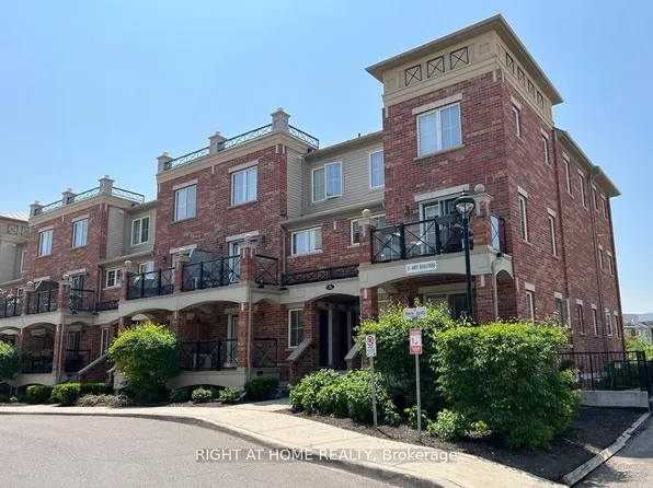 35 Hays Blvd #10, Oakville, ON L6H 0J1