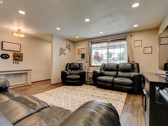 4th image of 11606 Salmonberry Dr