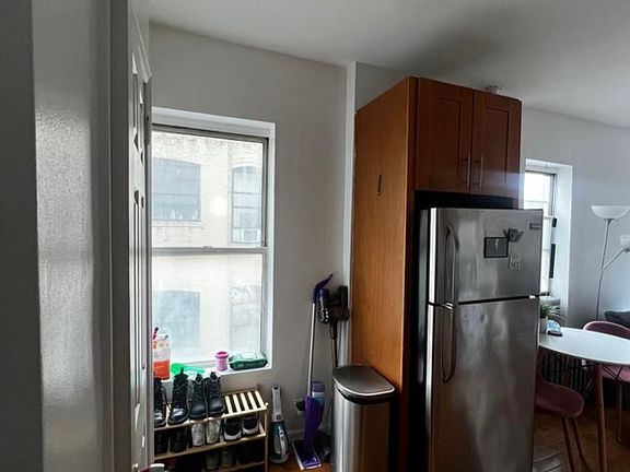 5th image of 264 E 2nd St APT 7