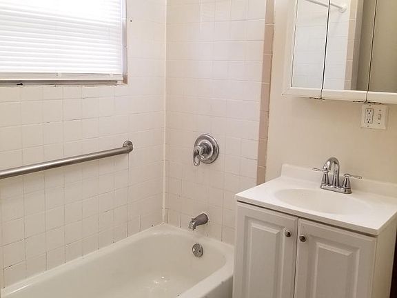 4th image of 751 N Pine Ave #2