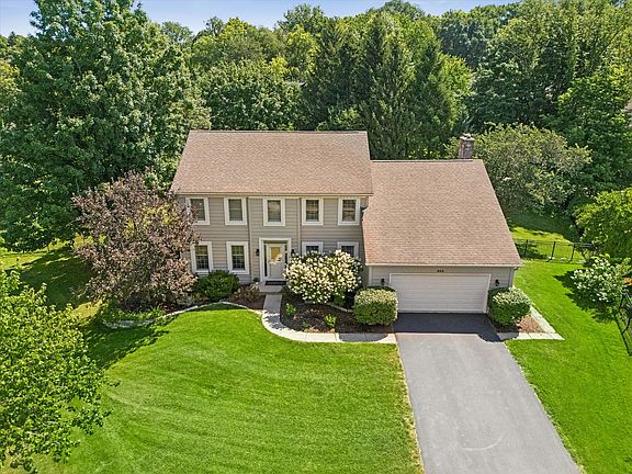 3rd image of 832 Wexford Ct