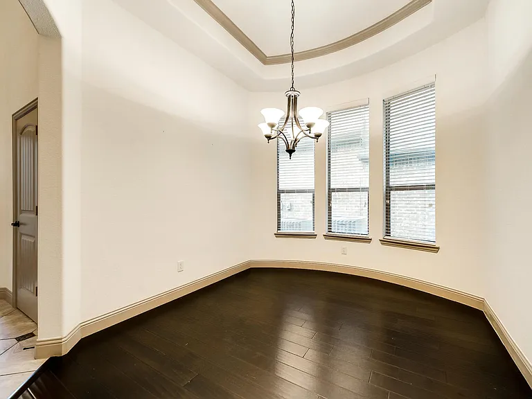 1025 Dunhill Ln — Photo 2
