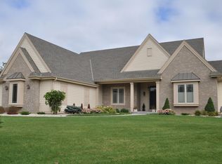 W249N2196 Fox Creek Ct, Pewaukee, WI 53072
