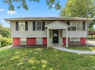 215 Pine Ridge Dr, Godfrey, IL 62035