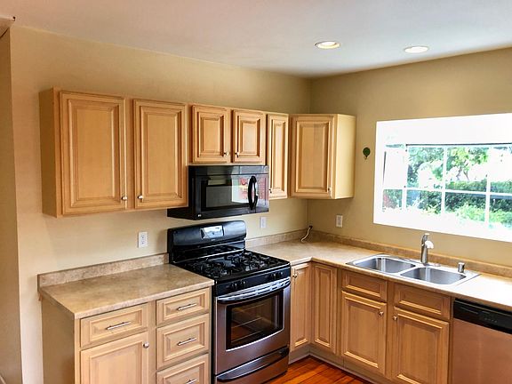 2nd image of 1019 E Cota St