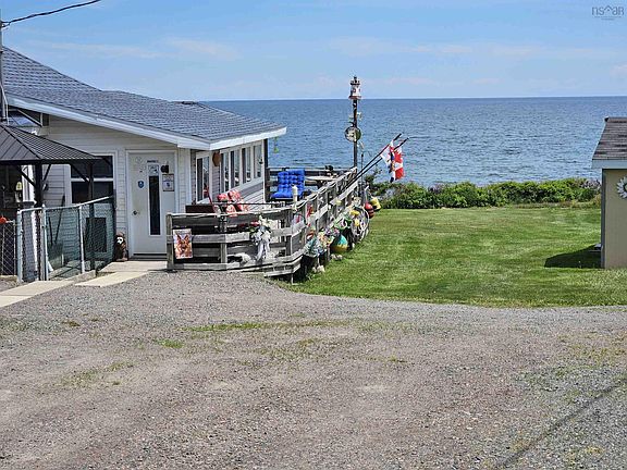 2nd image of 402 Smith Point Rd