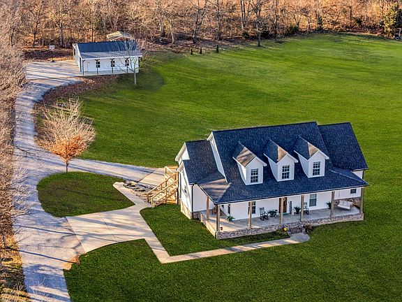3rd image of 5574 Dowlen Rd