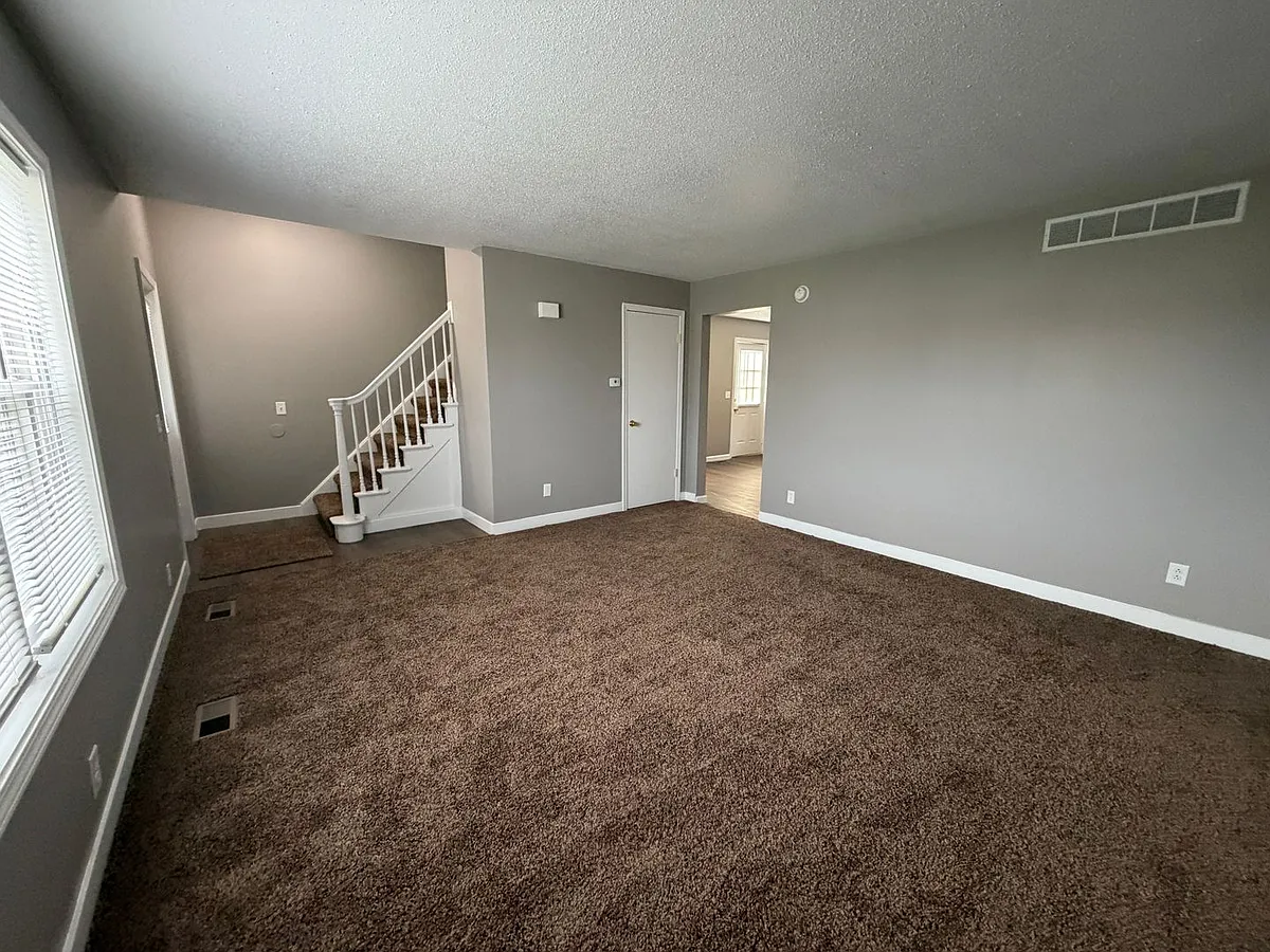Building Photo - 420 E Dewald St