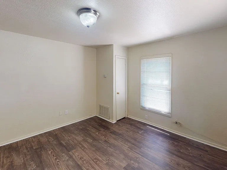 2119 Bernard St — Photo 6