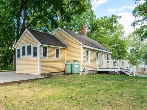22-22 Andover St #R, Peabody, MA 01960