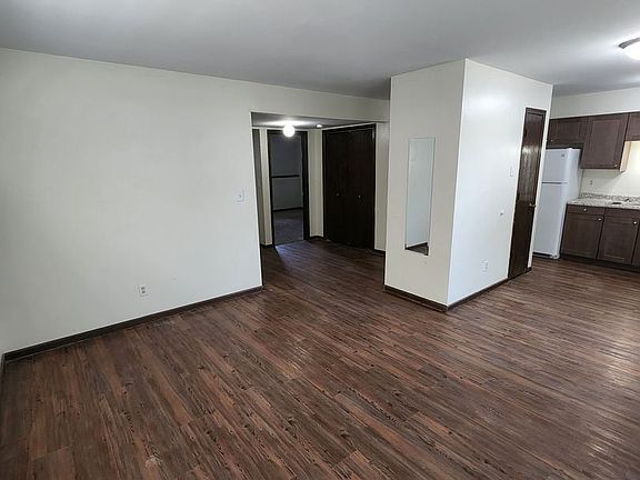 5th image of 140 E Chestnut St APT 1