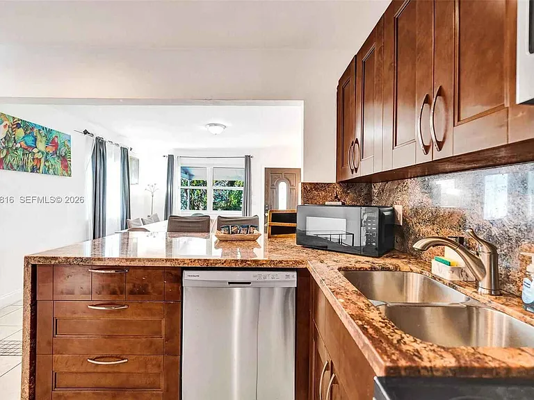 712 SW 7th Ter — Photo 33