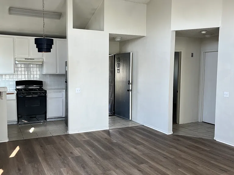 1108 Termino Ave #301 — Photo 3