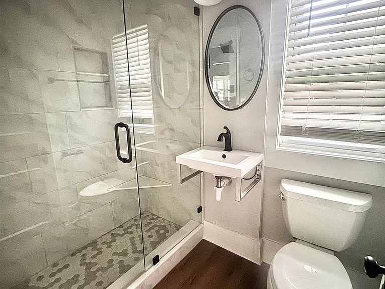 208 Surrey Rd SW — Photo 27