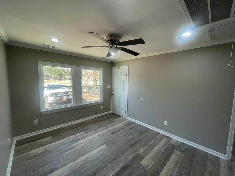 303 Freeman St SE — Photo 4
