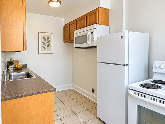 3rd image of 3335 C St SE APT 21
