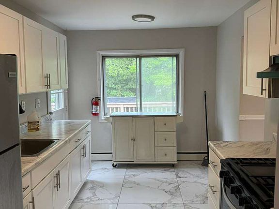 3rd image of 958 Utah Dr