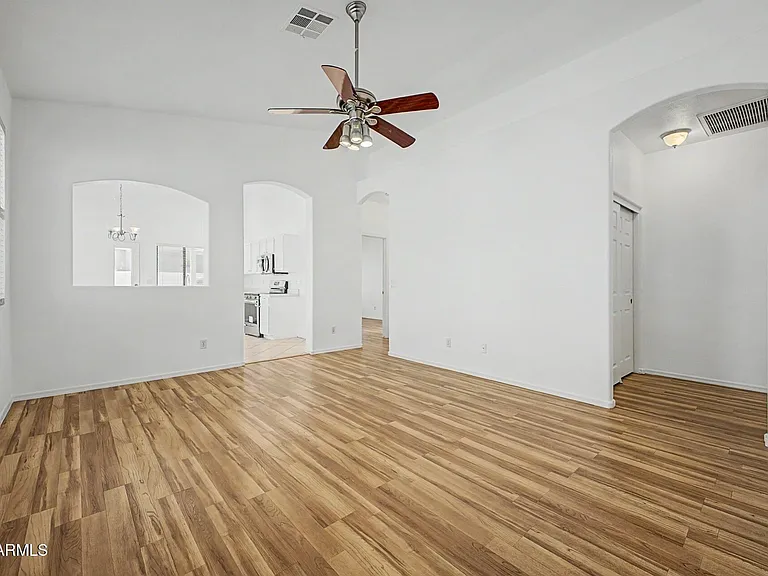 635 W Colt Rd — Photo 5