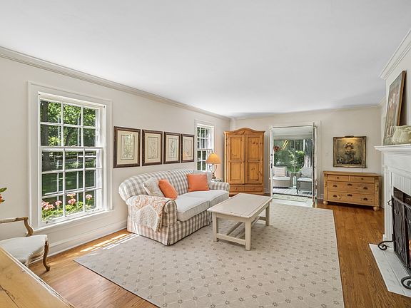 3rd image of 1342 Larrabee Ln