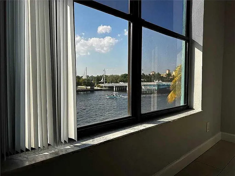 105 S Riverside Dr #303 — Photo 20