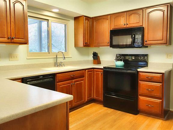 3rd image of 7804 Meadowcreek Dr