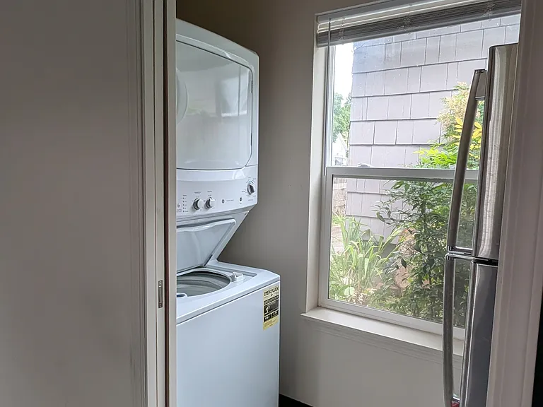 724 NE Holland St #B — Photo 5