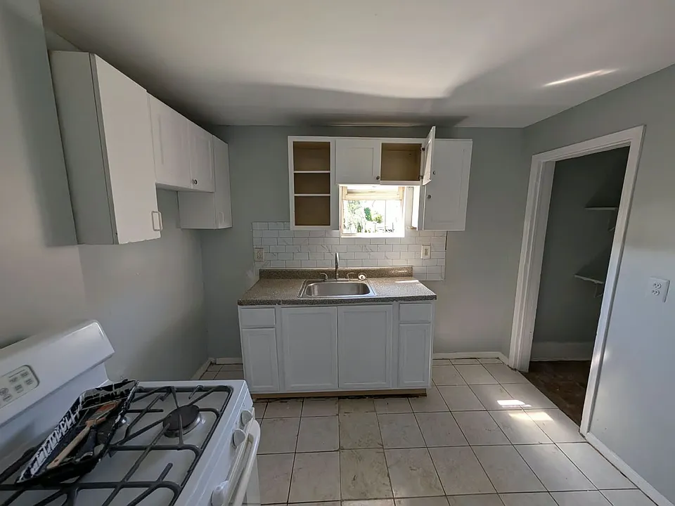 137 Elizabeth Ave #3