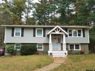 17 Cambridge Ave, Halfmoon, NY 12065