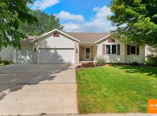 925 Sunset Dr, Cottage Grove, WI 53527