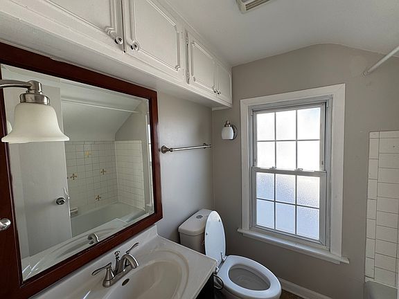 5th image of 509 E 161st Pl