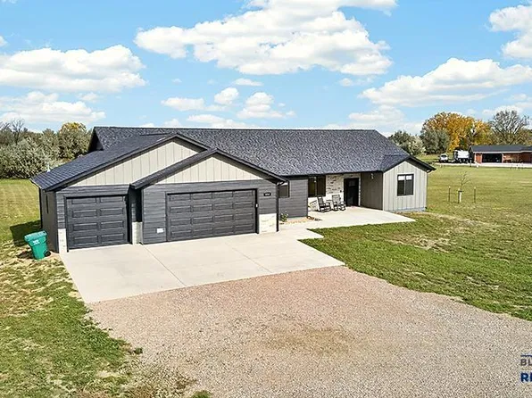 6242 Greenfield Dr, Rapid City, SD 57703