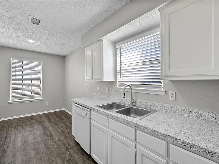 606 Kings Way Dr — Photo 14