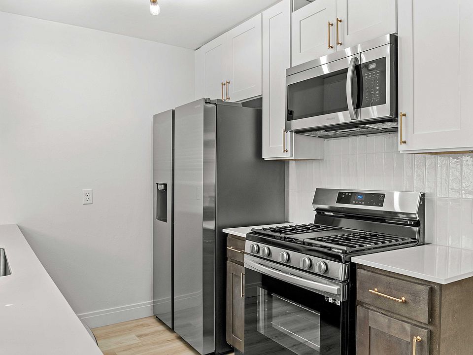 Gas Range & Stainless Steel Appliances