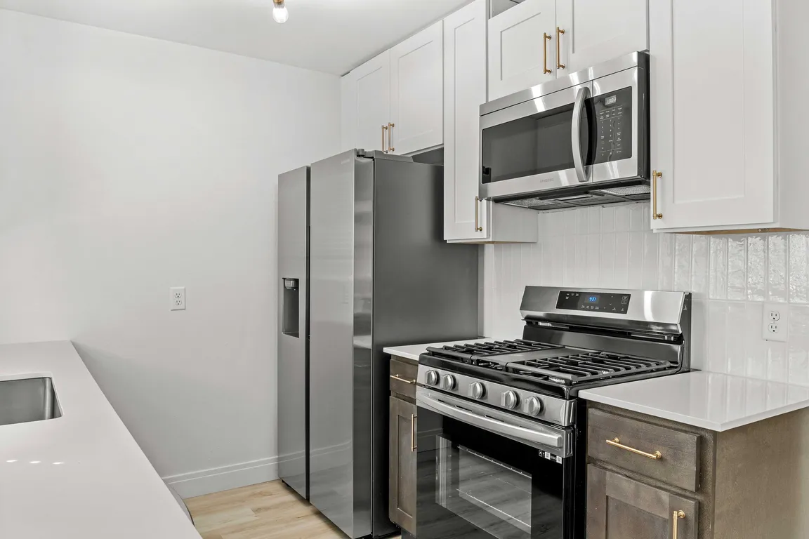 Gas Range & Stainless Steel Appliances