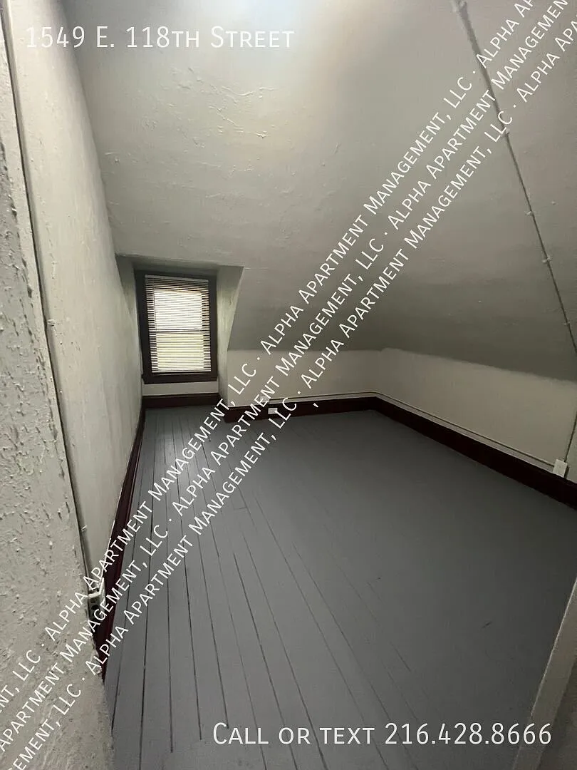 Gorgeous 4bd/1ba Duplex On E. 118th! — Photo 3