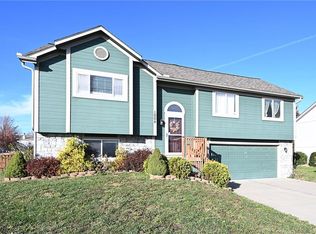 1004 Bob White Ln, Liberty, MO 64068