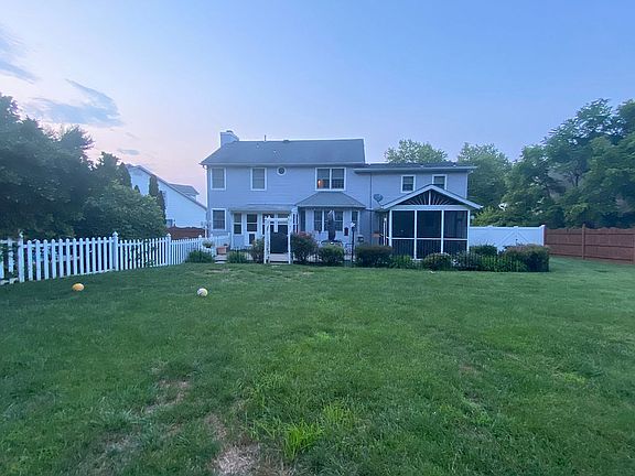 Back view w/screen porch