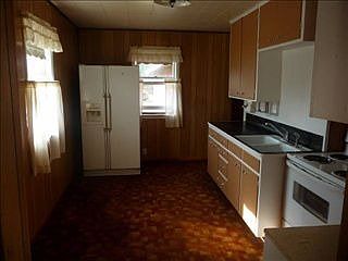 4th image of 211 N Broadway