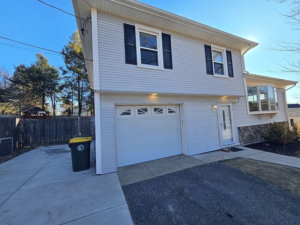 1st image of 2 Sherwood Ln
