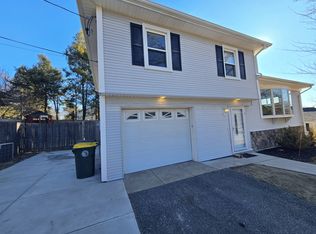 2 Sherwood Ln, Smithfield, RI 02828
